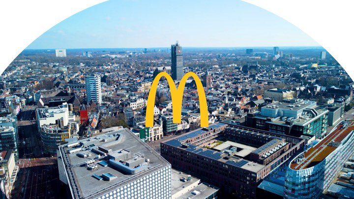 Het McDonald’s hoofdkantoor gaat verhuizen en dat brengt veranderingen met zich mee 🚚🍟 In 3 afleveringen namen wij de kantoormedewerkers van McDonald’s mee op reis in de nieuwe stad, het nieuwe gebouw en het nieuwe kantoor. Zie hier het begin van de eerste aflevering: ‘Get to know your City’! 🚦🚶🏽‍♀️ ——— #videoproductie #videocontent #videoproductiebedrijf #videobrouwerij