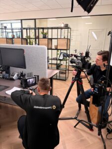 Behind the scenes Cisper office tour orderinpakvideo en frustratievideos 11 Behind the scenes van de office tour video, orderinpakvideo en frustratievideo’s voor Cisper, interviewopstelling aan het bureau