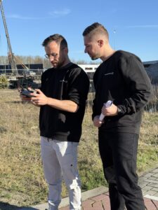 Behind the scenes Cisper office tour orderinpakvideo en frustratievideos 5 Behind the scenes van de office tour video, orderinpakvideo en frustratievideo’s voor Cisper, crew bekijkt de dronebeelden buiten