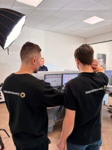 Behind the scenes Cisper office tour orderinpakvideo en frustratievideos 8 Behind the scenes van de office tour video, orderinpakvideo en frustratievideo’s voor Cisper, interviewopstelling met softbox op kantoor