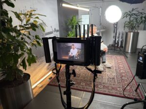 Behind the scenes Indisch Herinneringscentrum videoproductie 10 Behind the scenes van de educatieve video’s voor het Indisch Herinneringscentrum, meekijken op de monitor tijdens het interview