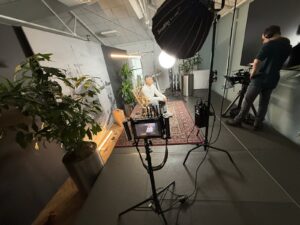 Behind the scenes Indisch Herinneringscentrum videoproductie 11 Behind the scenes van de educatieve video’s voor het Indisch Herinneringscentrum, de complete interviewopstelling in de studio
