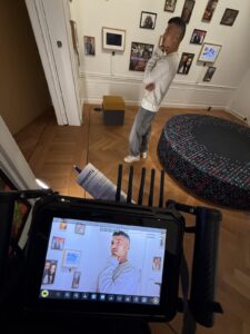 Behind the scenes Indisch Herinneringscentrum videoproductie 12 Behind the scenes van de educatieve video’s voor het Indisch Herinneringscentrum, filmen van een bezoeker bij de familiefotowand