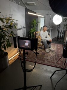Behind the scenes Indisch Herinneringscentrum videoproductie 13 Behind the scenes van de educatieve video’s voor het Indisch Herinneringscentrum, interview op de set met de havenachtergrond