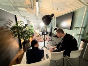 Behind the scenes Indisch Herinneringscentrum videoproductie 2 Behind the scenes van de educatieve video’s voor het Indisch Herinneringscentrum, interviewopstelling in de studio met de vragenlijst