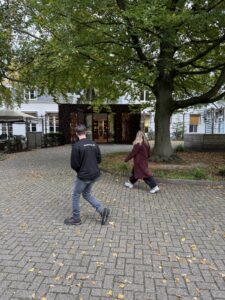 Behind the scenes Indisch Herinneringscentrum videoproductie 5 Behind the scenes van de educatieve video’s voor het Indisch Herinneringscentrum, onderweg naar de entree van Sophiahof