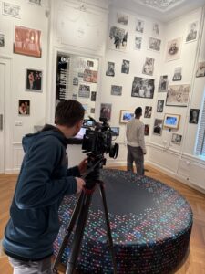 Behind the scenes Indisch Herinneringscentrum videoproductie 6 Behind the scenes van de educatieve video’s voor het Indisch Herinneringscentrum, filmen bij de fotowand in de expositie