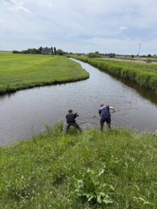 Behind the scenes Waterproef bedrijfsvideo 10 Behind the scenes van de bedrijfsvideo voor Stichting Waterproef, filmen van de monstername vanaf de slootkant