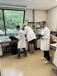 Behind the scenes Waterproef bedrijfsvideo 3 Behind the scenes van de bedrijfsvideo voor Stichting Waterproef, crew aan het werk in het laboratorium