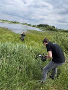 Behind the scenes Waterproef bedrijfsvideo 4 Behind the scenes van de bedrijfsvideo voor Stichting Waterproef, filmen van de monstername bij de plas