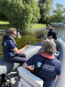 Behind the scenes Waterproef bedrijfsvideo 6 Behind the scenes van de bedrijfsvideo voor Stichting Waterproef, meting met de sonde vanaf de boot