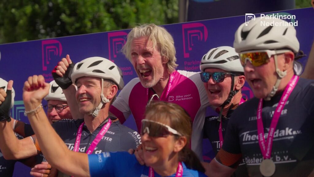 Aftermovie Bike & Hike voor Parkinson: juichende deelnemers bij de finish in Valkenburg