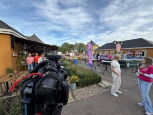 Behind the scenes Bike & Hike voor Parkinson: camera bij de finish in Valkenburg voor de interviews