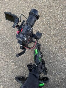 Behind the scenes Bike & Hike voor Parkinson: camera op gimbal op skeelers tussen de fietsers