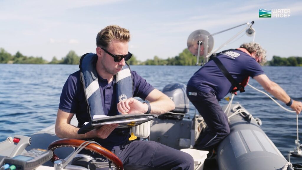 Bedrijfsvideo Stichting Waterproef: monstername vanaf de boot tijdens onderzoek naar waterkwaliteit