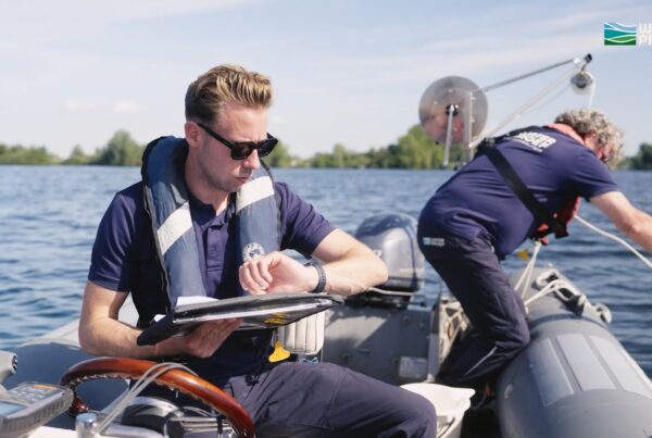 Bedrijfsvideo Stichting Waterproef: monstername vanaf de boot tijdens onderzoek naar waterkwaliteit