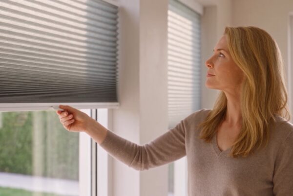 Lega Products interactieve AI-video over Duette gordijnen, de hoofdpersoon bij een Duette gordijn met handgreep