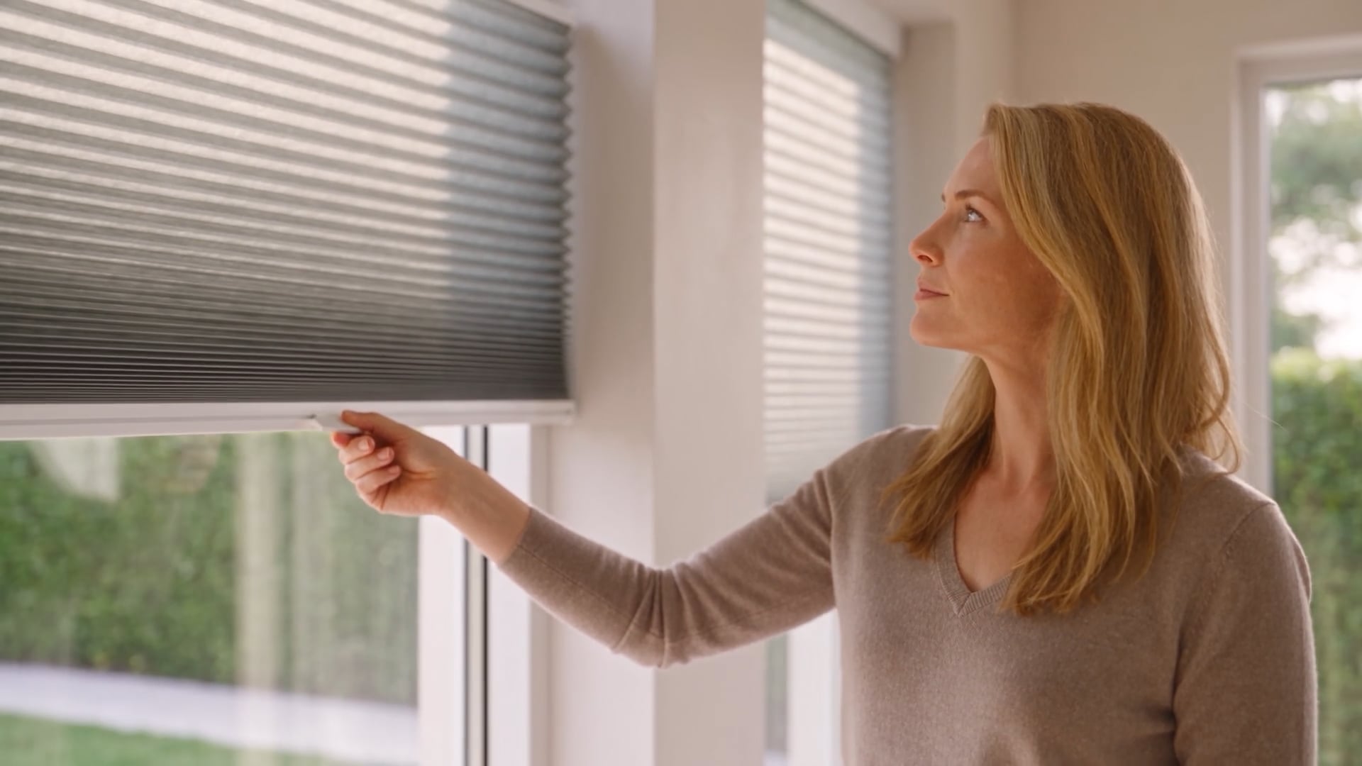 Lega Products interactieve AI-video over Duette gordijnen, de hoofdpersoon bij een Duette gordijn met handgreep
