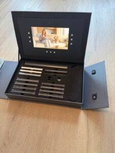 DUETTE® Collectieboek van Lega Products met het scherm waarop de interactieve AI-video speelt