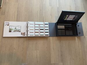 Uitgeklapt DUETTE® Collectieboek met stofstalen, profielen en scherm