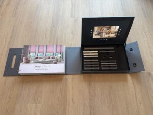Uitgeklapt DUETTE® Collectieboek met voorblad, profielen en scherm